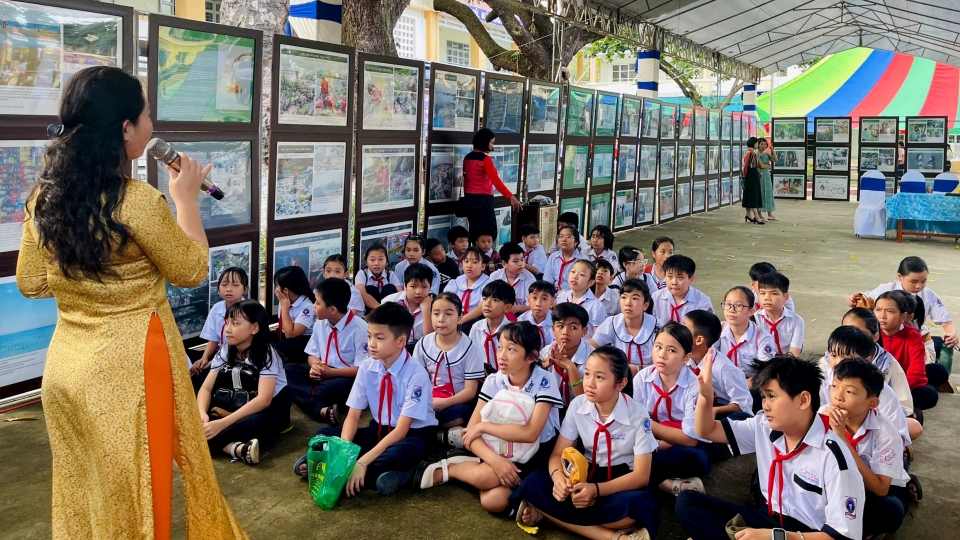 22-12 tuyen truyen rac thai nhua 1.jpg