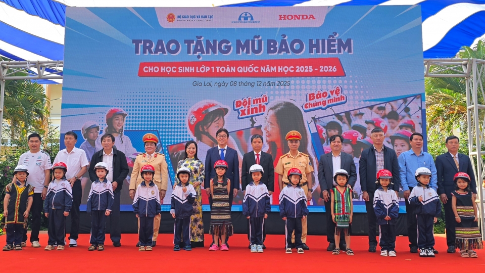 4.1. Các đại biểu trao tặng mũ bảo hiểm cho các em học sinh lớp Một trường Tiểu học Lê Quý Đôn.jpg