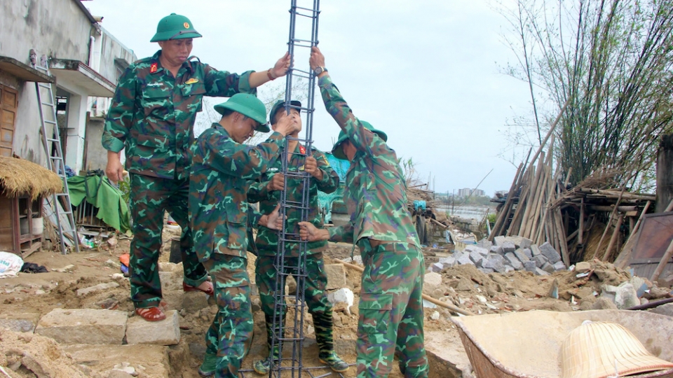 7-12-Quan doan 34 xay nha- thap lai binh yen cho ba con sau bao lu- anh 4.jpg