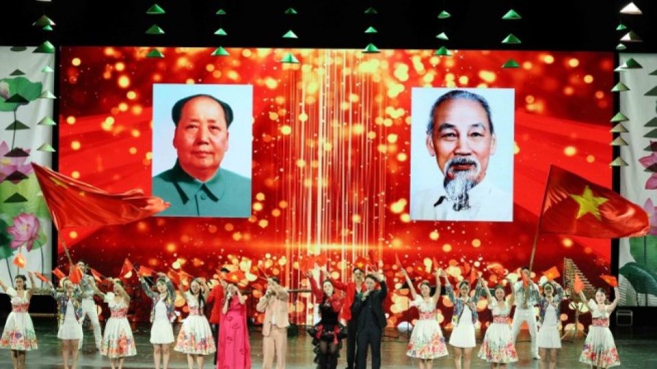 A performance praising the Vietnam–China neighborly friendship and conveying a message of positive prospects for bilateral relations..jpg