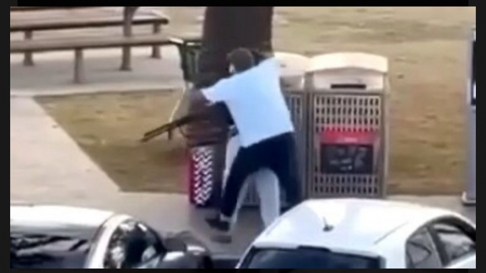 Ahmed al Ahmed xông vào cướp súng của một trong hai kẻ xả súng. Nguồn_Facebook.jpg