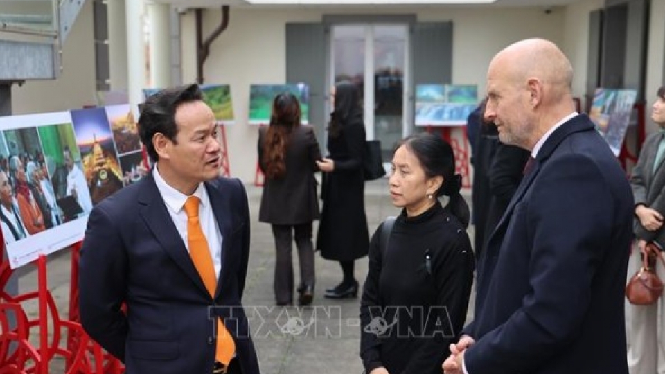 Ambassador Mai Phan Dung exchanges views with ambassadors from friendly countries and partners.jpg