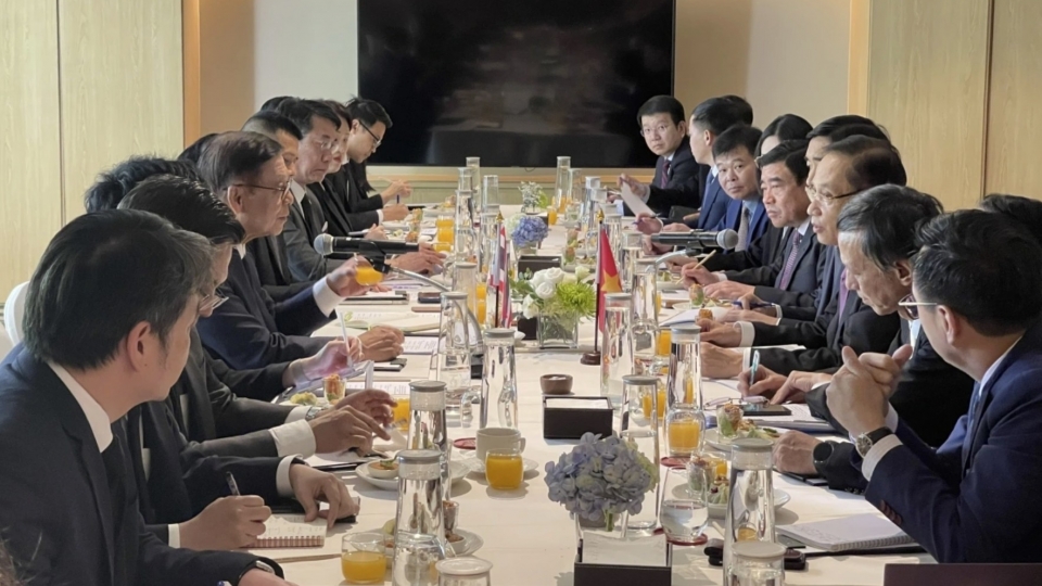 At the talks between the two FMs.jpg