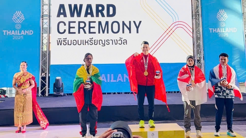 Athlete Nguyen Thi Thu Thuy claims the first gold medal for Vietnam's Wushu on December 15.jpg