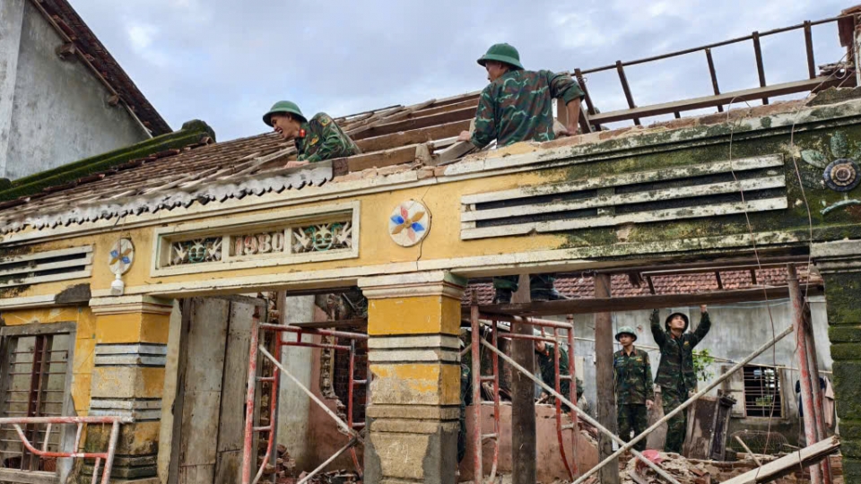 Bộ đội Quân khu 5 giúp dân sửa chữa nhà cửa hư hỏng do lũ.jpg