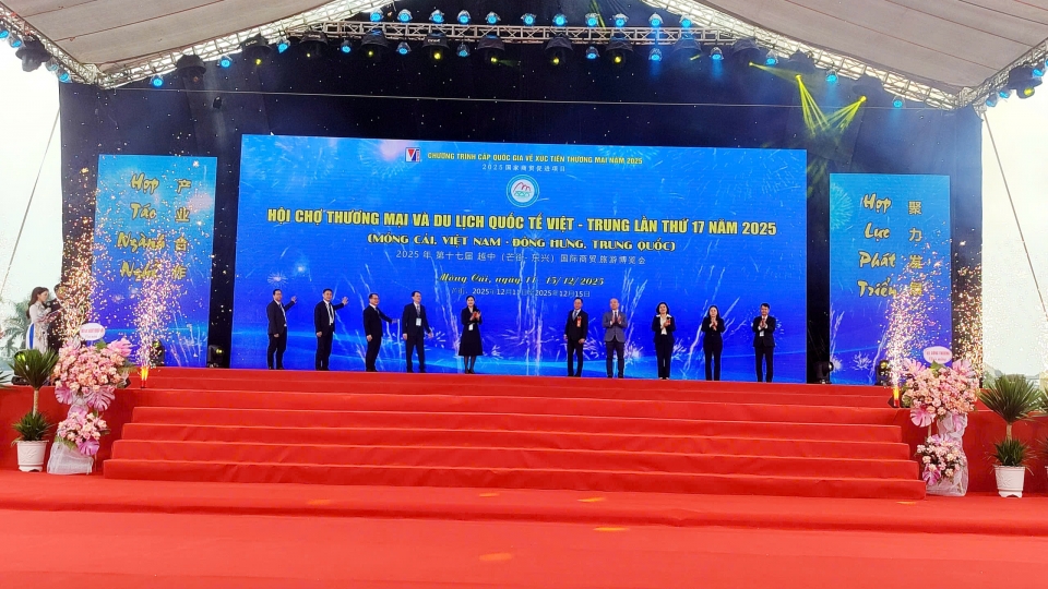 Các đại biểu nhấn nút khai mạc Hội chợ .jpg