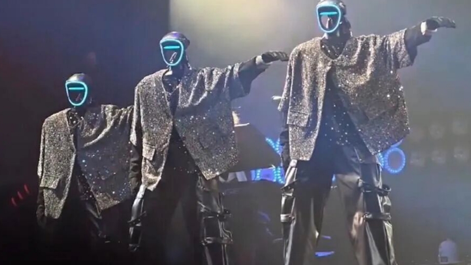 Các robot hình người biểu diễn tại buổi hòa nhạc của Wang Leehom. Ảnh chụp màn hình.jpeg