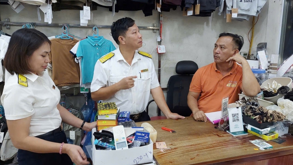 Cán bộ Thuê cơ sở 6 tỉnh Lào Cai xuống cơ sở tuyên truyền, hướng dẫn các hộ kinh doanh.jpg
