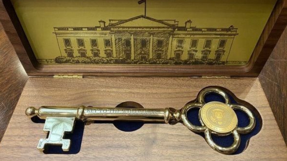 Chiếc chìa khóa vàng mà Tổng thống Trump dùng làm quà tặng lãnh đạo các nước đối tác quan trọng (nguồn Internet).png