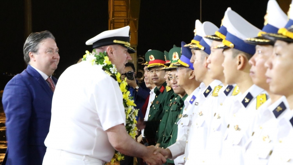 Chuẩn Đô đốc Tom Shultz, Tư lệnh Lực lượng Đặc nhiệm 76 và Đại sứ Hoa Kỳ tại Việt Nam Marc E. Knapper chào xã giao phía Việt Nam.JPG