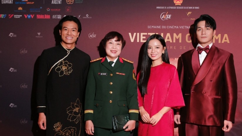 Director Dang Thai Huyen (second from left) poses with the cast of Red Rain.jpg