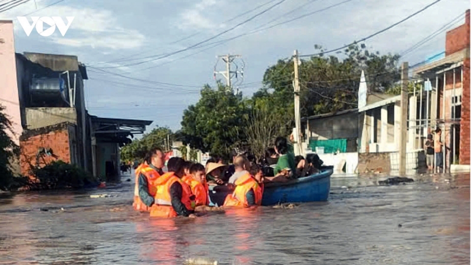Evacuating people in flooded areasin Lam Dong province.jpg