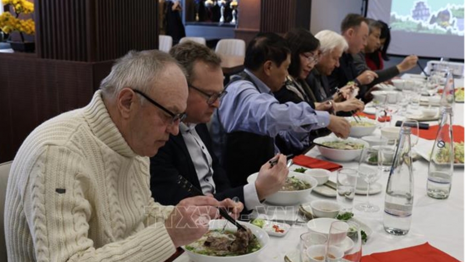 German friends enjoy Vietnamese Phở pict1.jpg