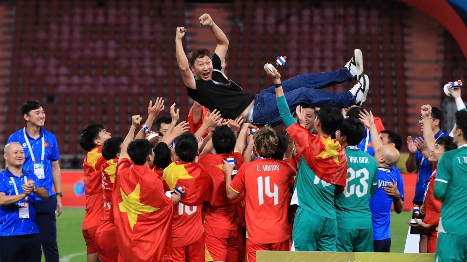 HLV Kim Sang Sik tri ân hành động.jpg