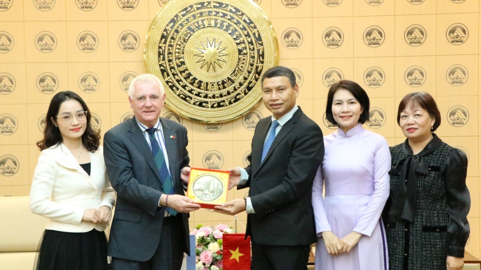 Hai bên chụp hình lưu niệm.JPG