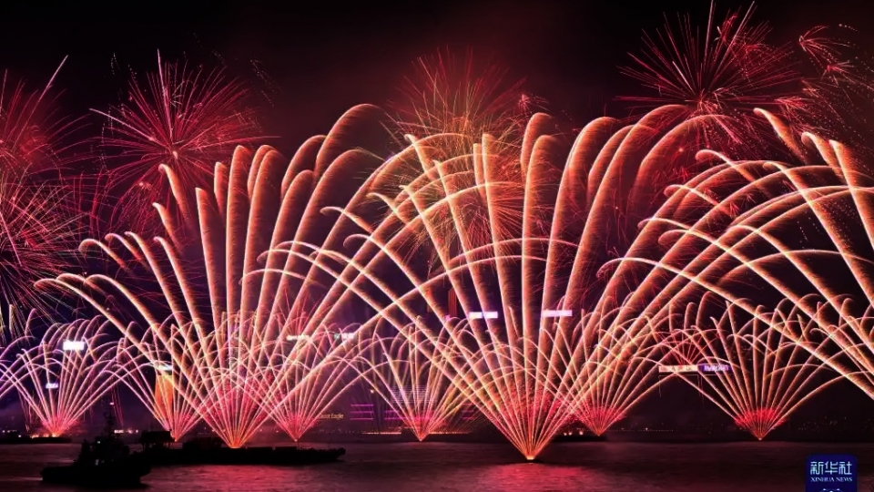 Hong Kong ban phao hoa, phao hoa Hong Kong 1-2025, phao bong b -tan hoa xa.jpg