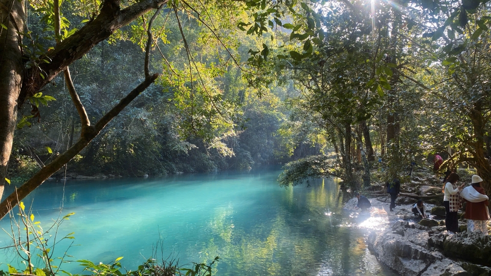 Khu di tích Quốc gia đặc biệt Pác Bó cách trung tâm Cao Bằng khoảng 55 km, thuộc địa phận xóm Pác Bó, xã Trường Hà, huyện Hà Quảng, nay là xã Trường Hà, tỉnh Cao Bằng.jpg