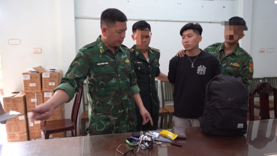 Lực lượng biên phòng lấy lời khai đối tượng (Ảnh_ T.T).jpg