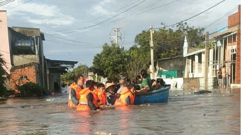 Lực lượng chức năng xã Liên Hương đưa người dân ở vùng ngập sâu về nơi an toàn.jpg