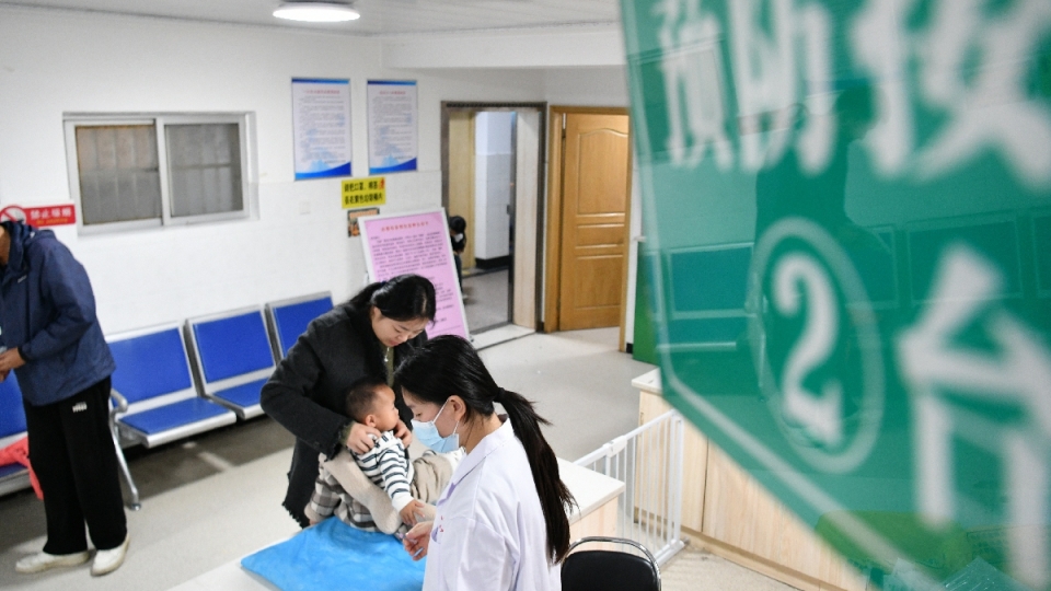 Nhân viên y tế tại CDC huyện Phụ Nam ở thành phố Phụ Dương, tỉnh An Huy tiêm vắc-xin phòng cúm cho trẻ vào ngày 25.10.2025. Ảnh VCG.jpeg