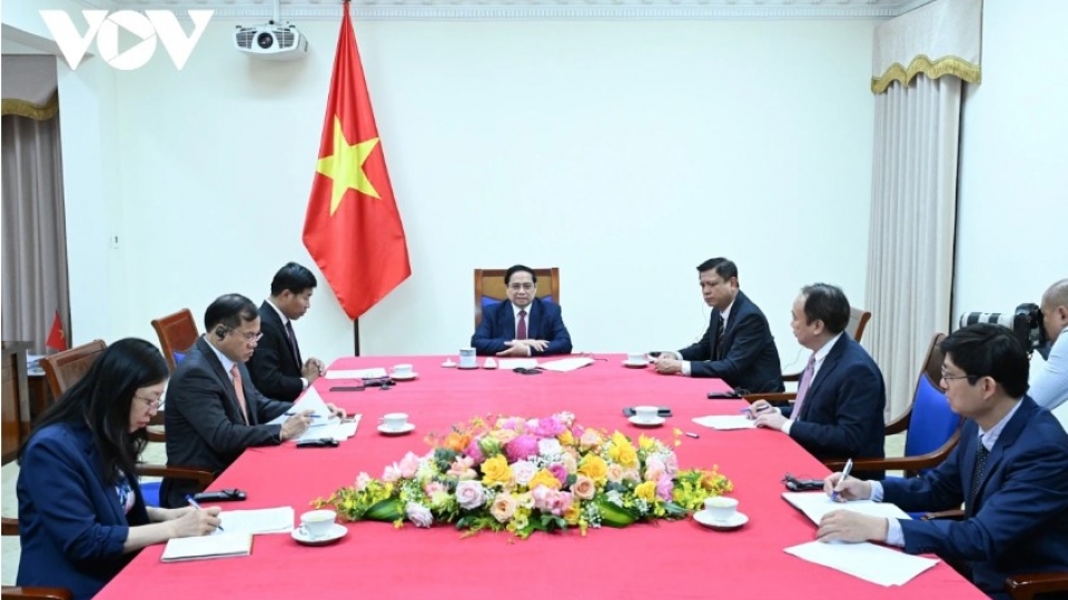 PM Chinh holds phone talks pict 1.jpg