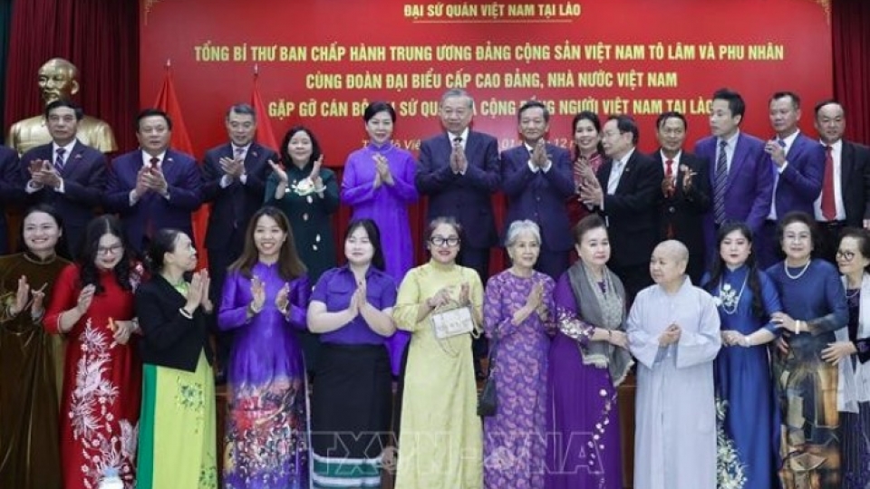 Party leader meets with Vietnamese community in Laos.jpg