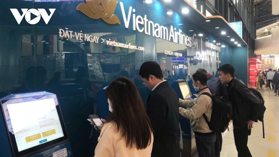 Passengers complete aviation procedures at Vietnam Airlines self-service kiosks 2.jpg
