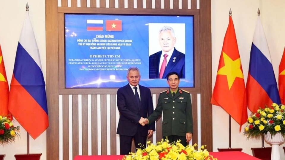 Phan Van Giang and Russian guest.jpg