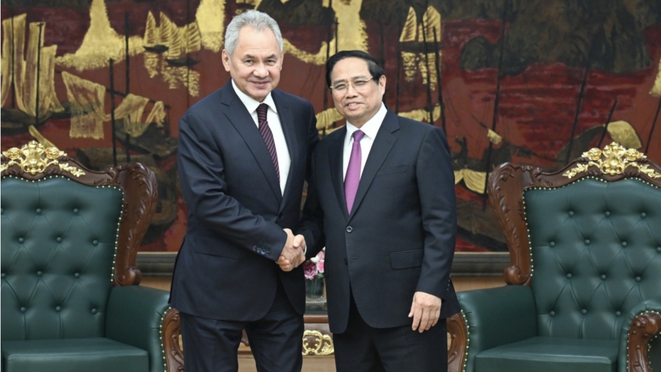 Prime Minister Pham Minh Chinh receives Secretary of the Russian Federation Security Council Sergei Shoigu.jpg