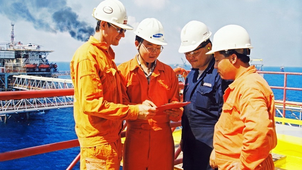 Russian experts provide technical support at a Vietsovpetro drilling platform.jpeg