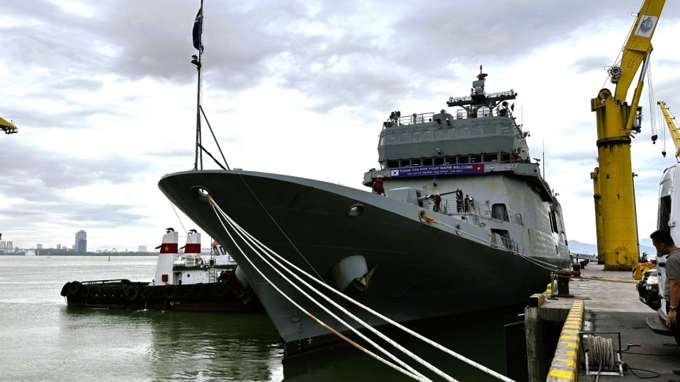 Tàu ROKS Hansando cập cảng Tiên Sa, TP Đà Nẵng (2).jpg