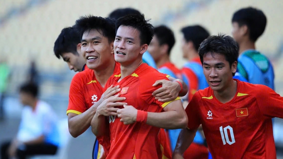 Thanh Nhan is proud to seal a 2-0 victory for Vietnam, helping his team to beat the Philippines and advance to the final 1.jpg