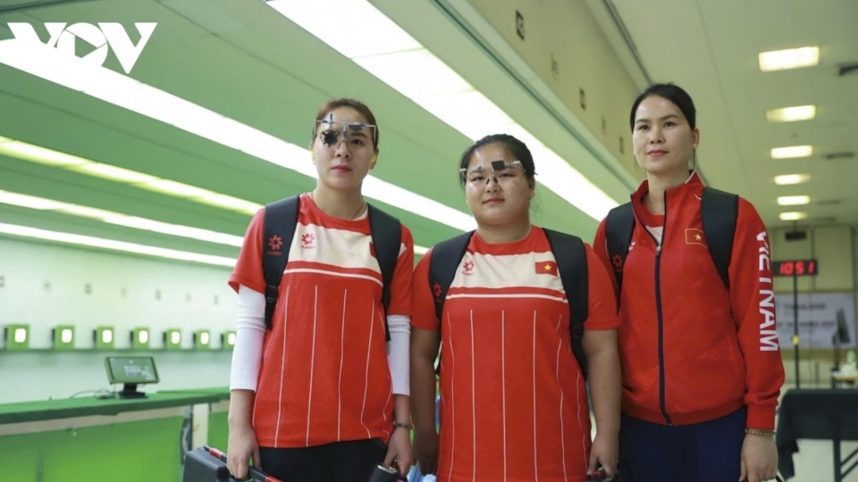 Thu Vinh and teamates.jpg