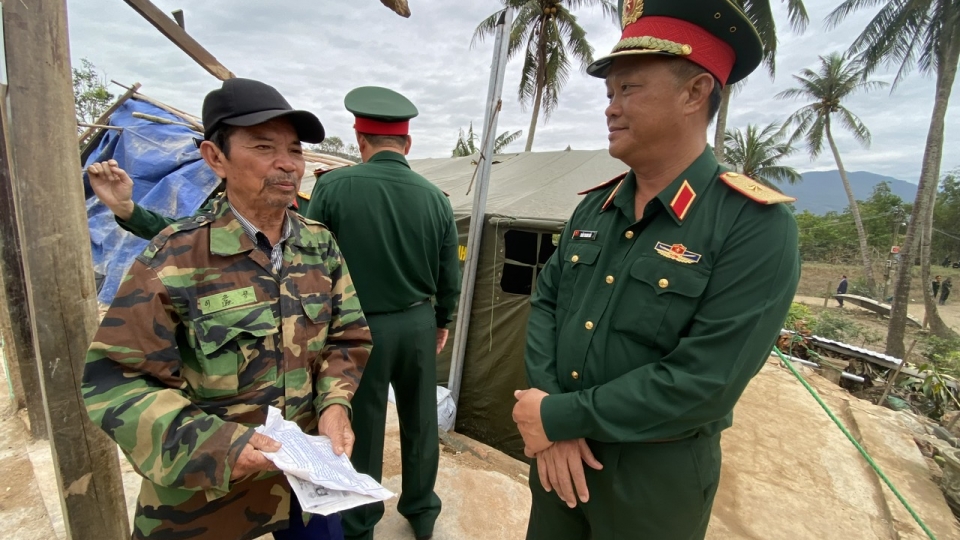 Trao đổi với người dân vùng lũ về mẫu nhà và thời gian thi công.jpeg