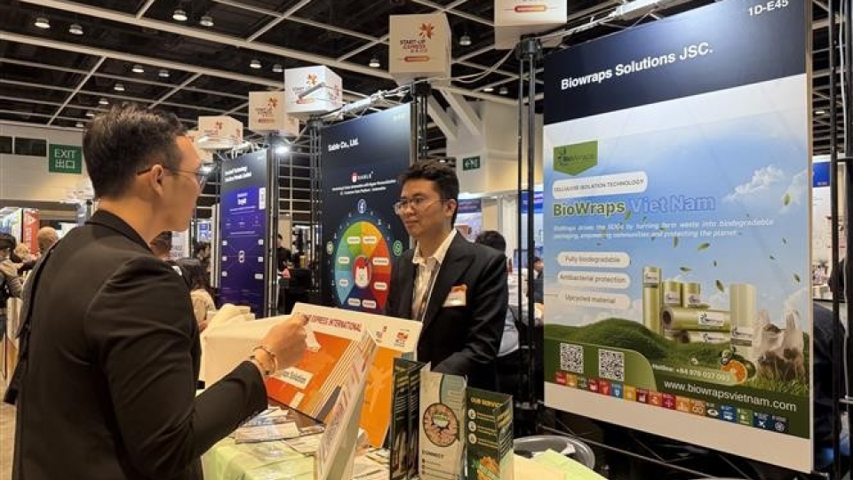 Trinh Cong Qui, founder of the BioWraps project, introduces the company’s products to customers..jpg