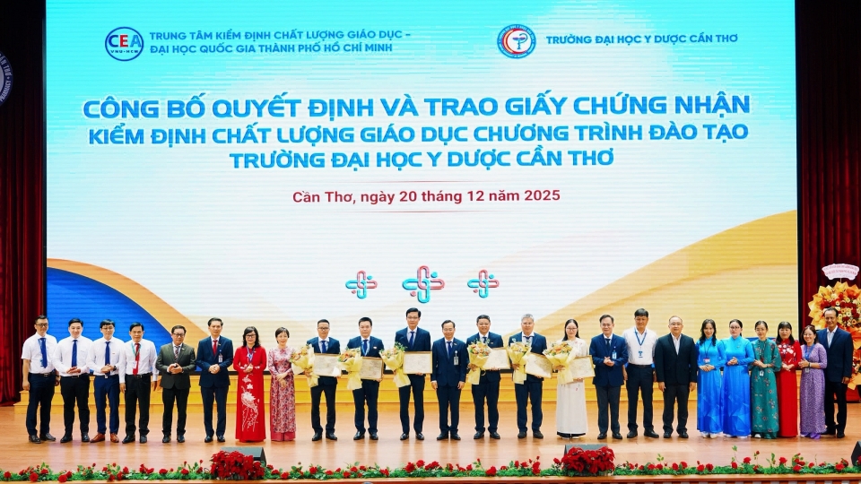 VOV - Trung tâm Kiểm định chất lượng giáo dục – Đại học Quốc gia TP.HCM trao Giấy chứng nhận kiểm định chất lượng giáo dục cho 6 chương trình đào tạo.jpg