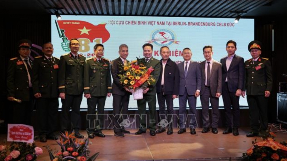 Vietnamese Ambassador Nguyen Dac Thanh presents flowers to congratulate the Vietnam Veterans Association in Berlin–Brandenburg.jpg