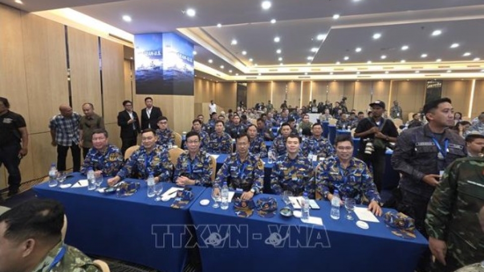 Vietnamese delegation takes part in AUMX-2 in Batam, Indonesia.jpg