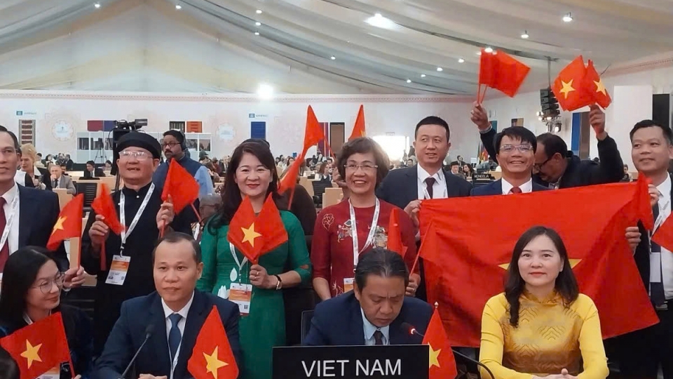 Vietnamese representatives celebrate UNESCO recognition of Dong Ho folk painting craft.jpg