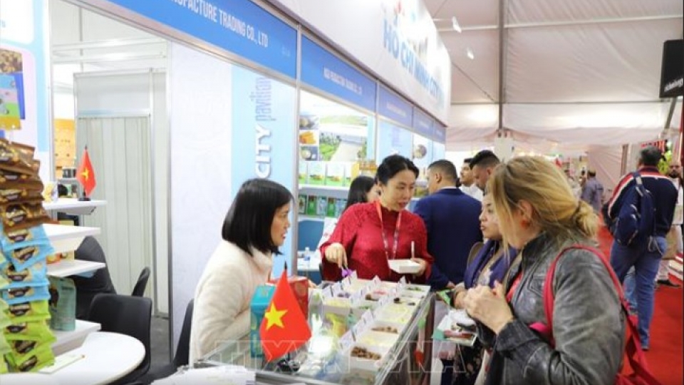 Visitors at Vietnam agricultural products pavillion.jpg