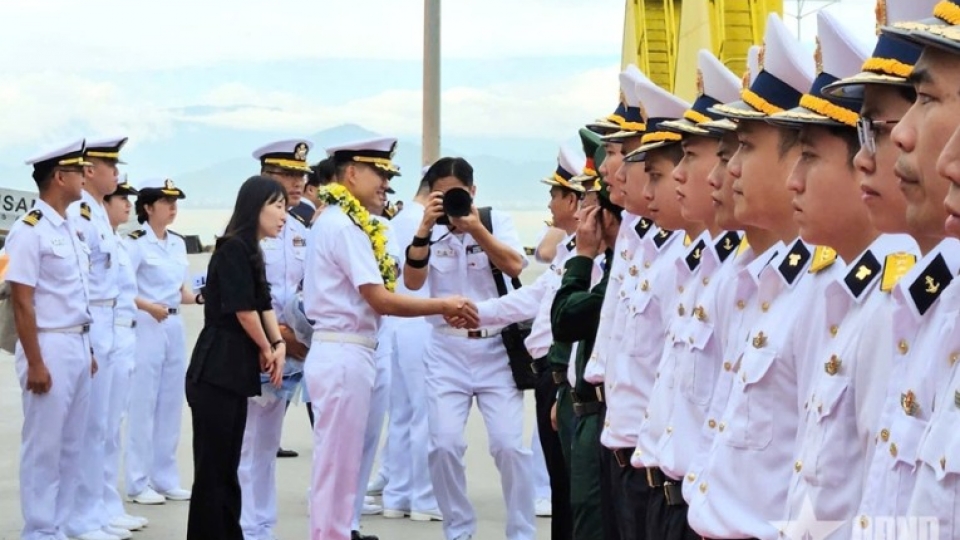 Welcoming ceremony for RoK Navy training ship ROKS Hansando at Tien Sa port.jpg