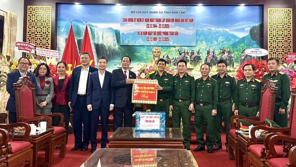 _pho_chu_tich_quoc_hoi_tran_quang_phuong_tang_qua_chuc_mung_can_bo_chien_si_bo_chi_huy_quan_su_tinh_dak_lak_nhan_ky_niem_81_nam_ngay_thanh_lap_quan_doi_nhan_dan_viet_nam_va_36_nam_ngay_quoc_phong_toan.jpg