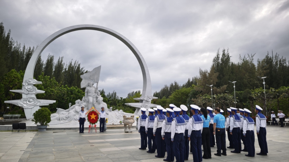 an_incense_offering_ceremony_at_gac_ma_memorial.jpg