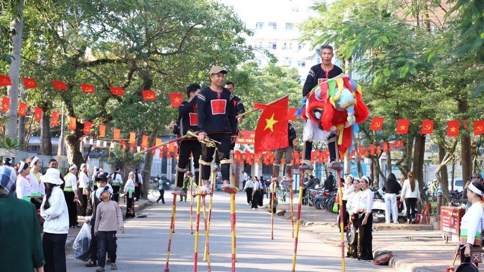 Du khách thích thú thưởng thức các đặc sản ẩm thực Ninh Bình