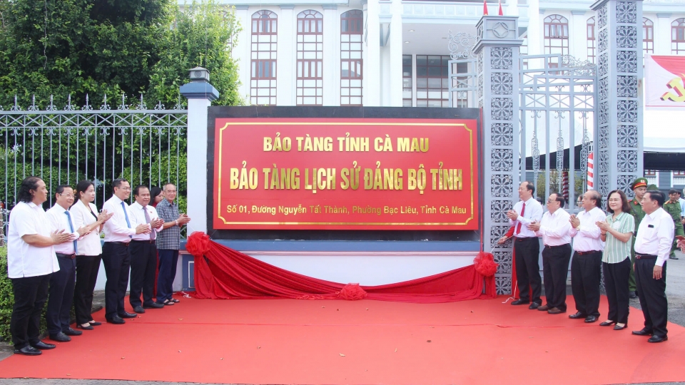 cac_dai_bieu_thuc_hien_nghi_thuc_thanh_lap_bao_tang_lich_su_dang_bo_tinh_ca_mau_.jpg