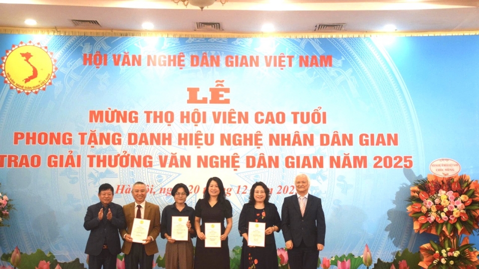 cac_tac_gia_va_nhom_tac_gia_nhan_giai_thuong_van_nghe_dan_gian_viet_nam_nam_2025.jpg