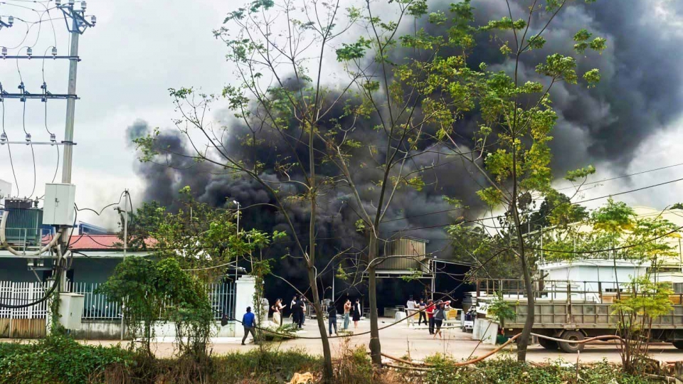 cháy xưởng sx tôn xốp (1).jpg