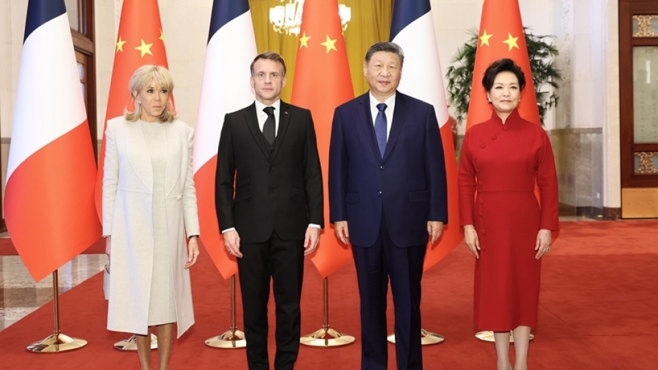 chu_tich_trung_quoc_tap_can_binh_va_phu_nhan_cung_tong_thong_phap_emmanuel_macron_va_phu_nhan_anh_tan_hoa_xa_20251204154817.jpg
