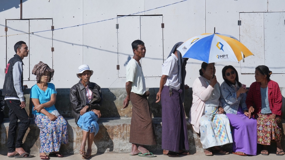 cu tri Myanmar xep hang bo phieu o thu do Naypyidaw, bau cu Myanmar 2025, dan Myanmar -ap.jpg