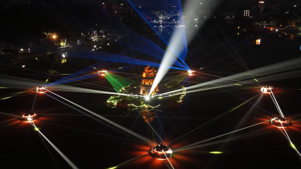 Hồ Gươm - Tháp Rùa đẹp huyền ảo trong đêm chiếu sáng nghệ thuật